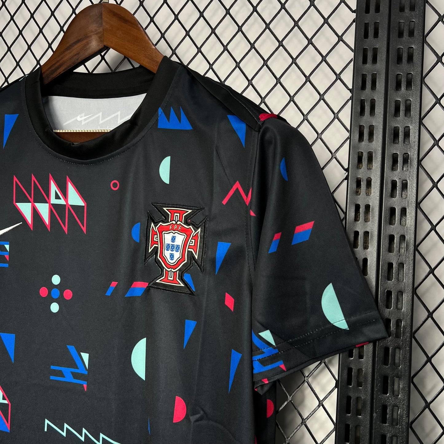 CAMISETA PORTUGAL PRE-MATCH / ENTRENAMIENTO EURO 2024/2025/2026 HOMBRES