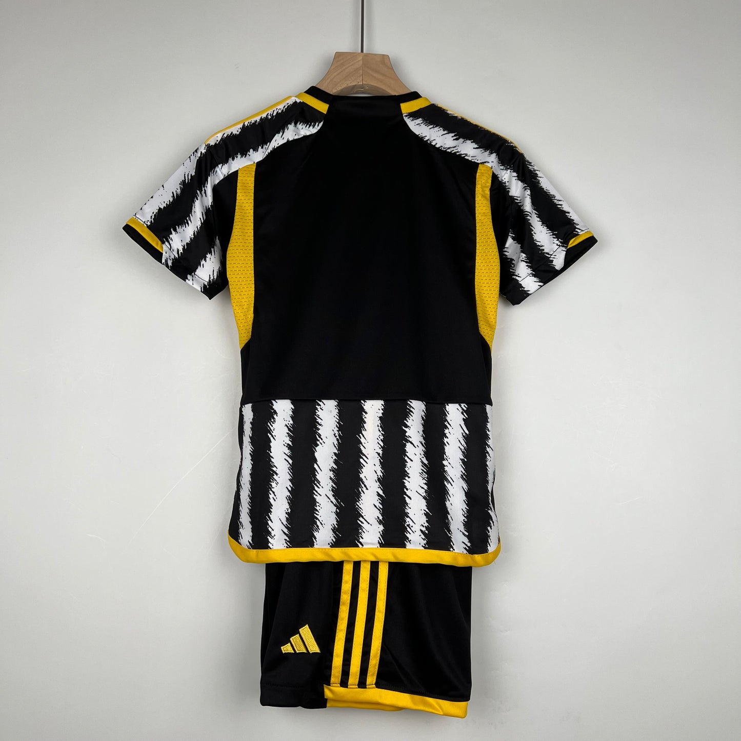 JUVENTUS I 23/24 KIT PARA NIÑOS