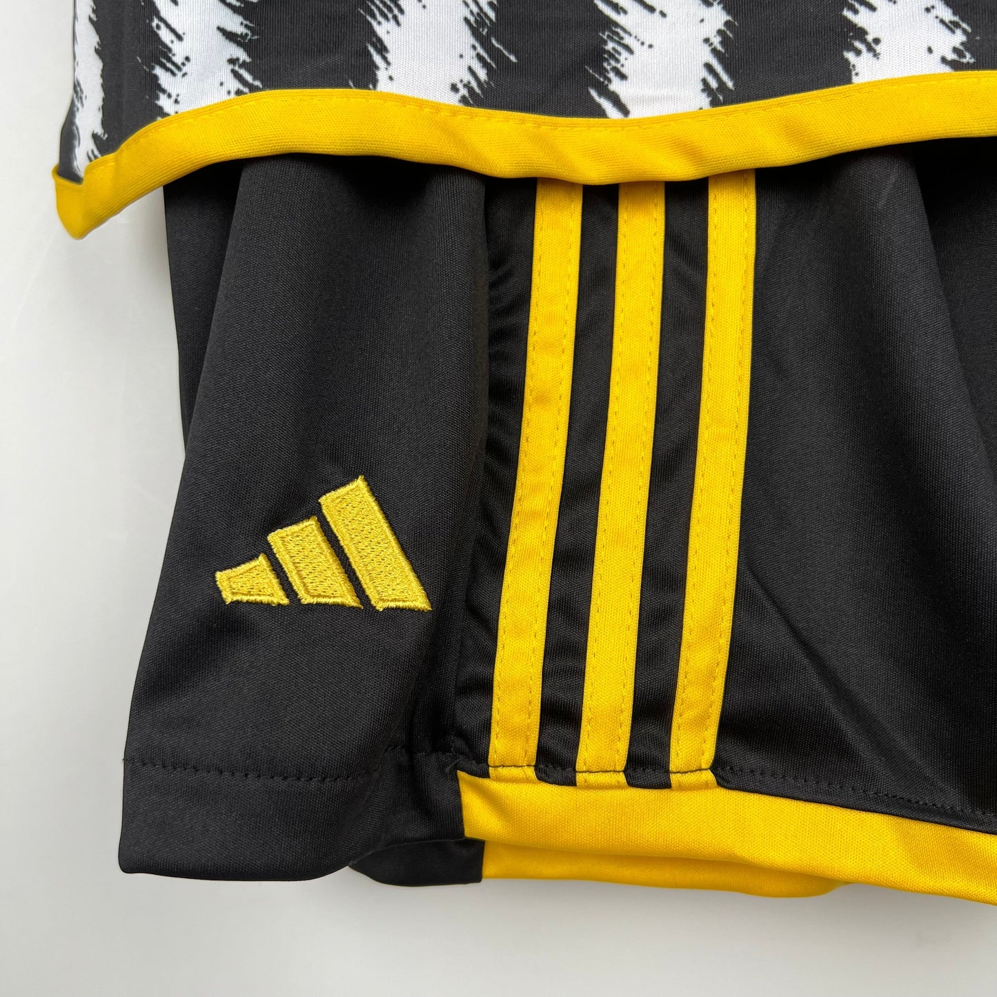 JUVENTUS I 23/24 KIT PARA NIÑOS