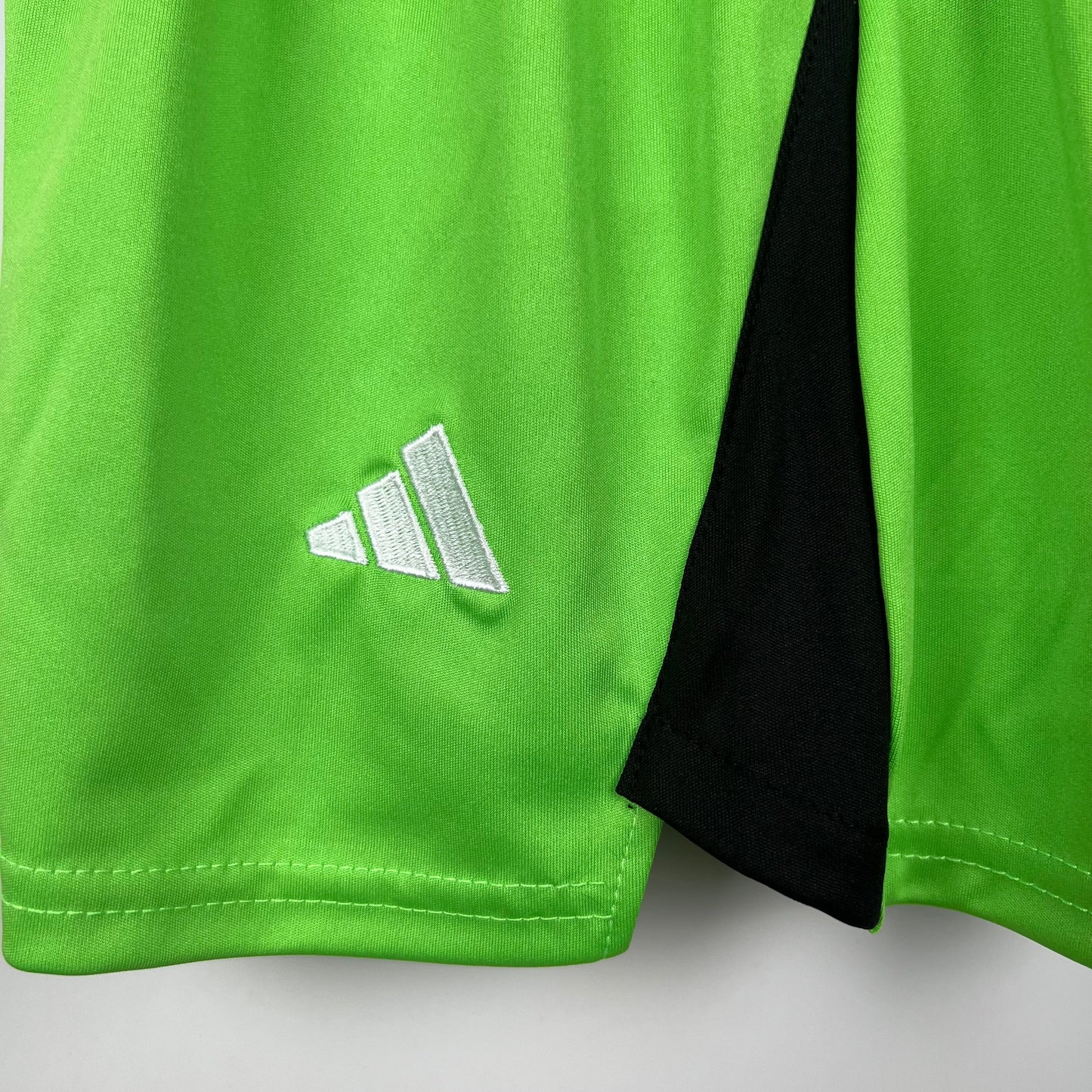 MANCHESTER UNITED PORTERO I 23/24 KIT PARA NIÑOS
