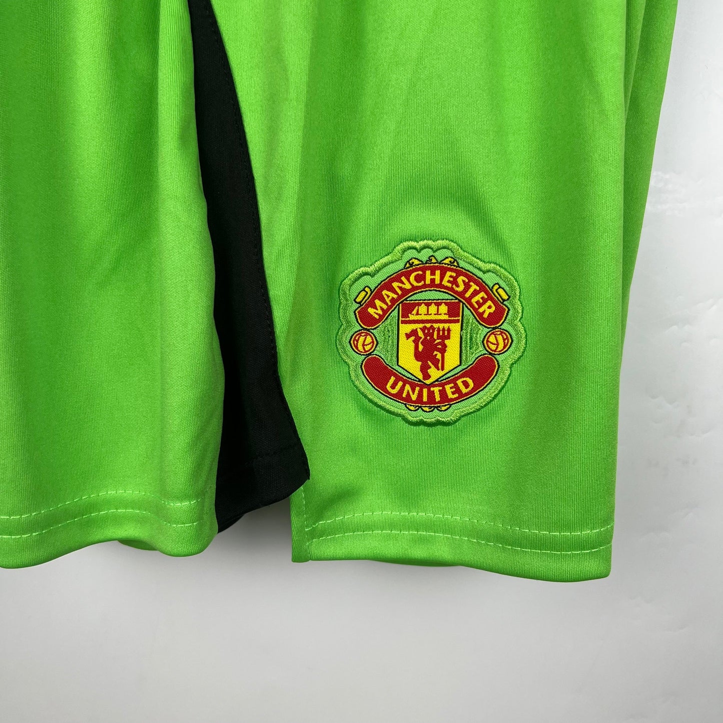 MANCHESTER UNITED PORTERO I 23/24 KIT PARA NIÑOS