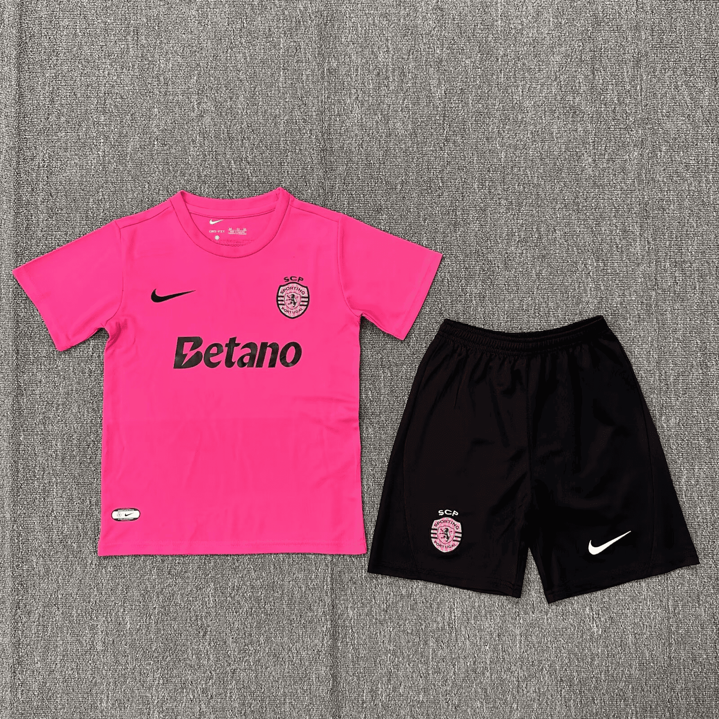 SPORTING LISBOA ROSA OCTUBRE 24/25 KIT PARA NIÑOS