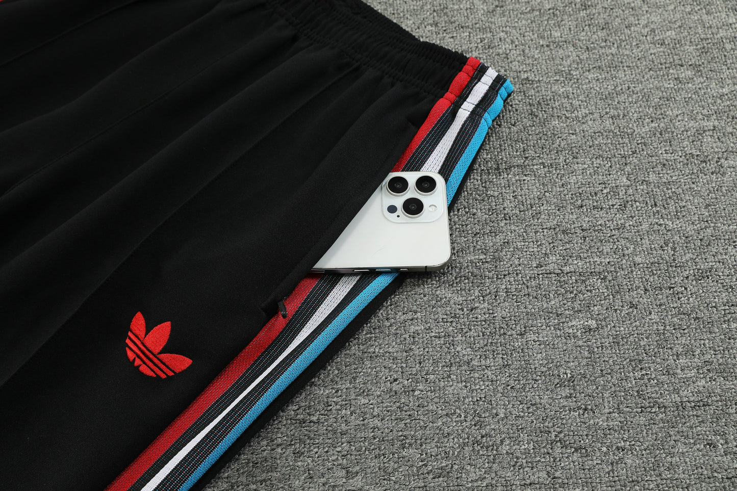 MANCHESTER UNITED CHANDAL 24/25 - UNISEX/UNISEX - NEGRO