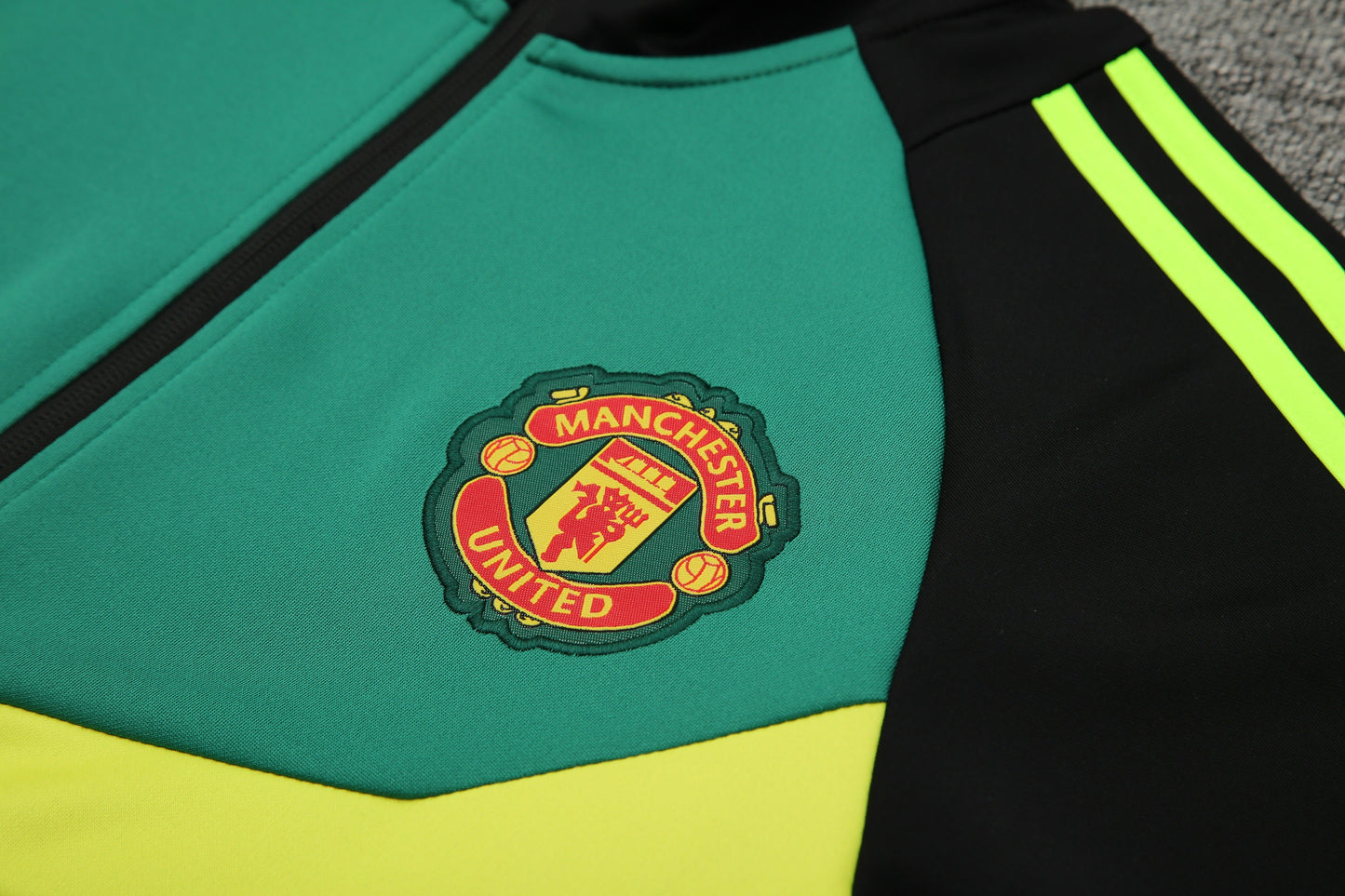 MANCHESTER UNITED CHANDAL 24/25 - UNISEX/UNISEX - VERDE E NEGRO